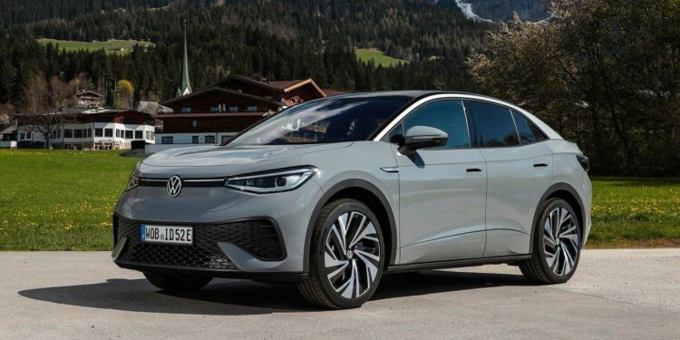 السيارات الكهربائية والضرائب: ما هي الحوافز المتاحة في الإمارات؟